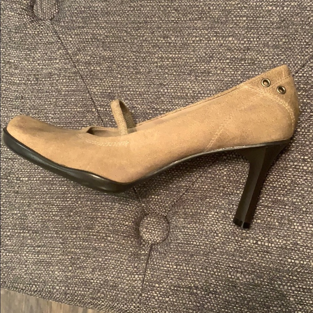 NINE WEST tan suede pumps - Picture 4 of 4